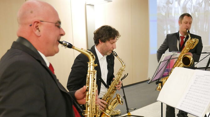 Das Saxofon-Trio »Sax for three« gestaltete am Freitagabend in der Kundenhalle der Pfullinger Kreissparkasse die Eröffnung der K
