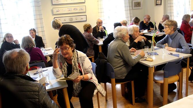 Nach dem Gottesdienst blieb Zeit zum Austausch. FOTO: SPIESS