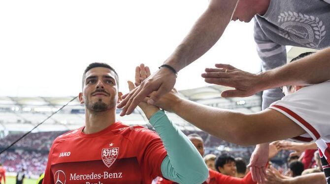 Fabian Bredlow klatscht mit Fans ab