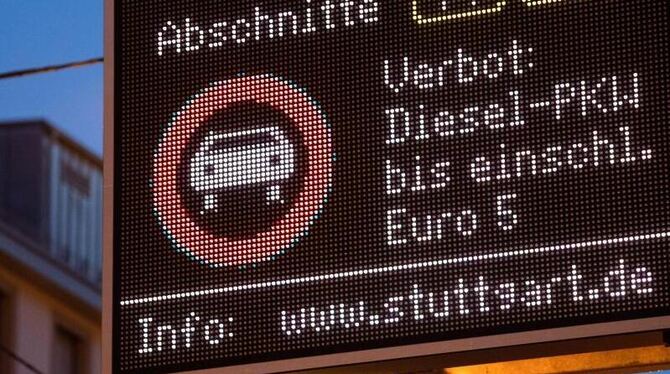 Eine Anzeige weist auf ein Fahrverbot für Euro 5-Dieselautos hin