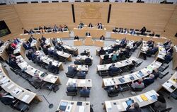 Abgeordnete sitzen auf ihren Plätzen im Landtag