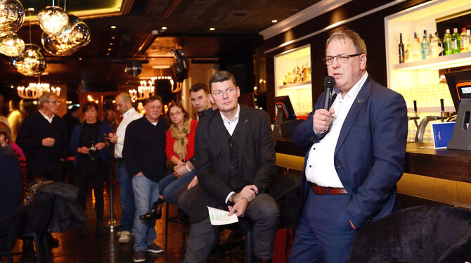 OB Thomas Keck (rechts) stellt sich im »Joli« den Fragen von Reiner App (links daneben), dem Chef der »Köpfe für Reutlingen«. FO