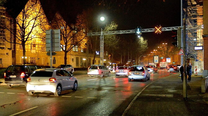 Das zeitweise Rechtsfahr-Verbot auf der Lederstraße wird von vielen Autofahrern geflissentlich ignoriert. FOTO: NIETHAMMER