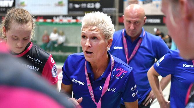 Edina Rott (Mitte) wird auch in der kommenden Bundesliga-Saison bei der TuS Metzingen die Anweisungen geben. Foto: Pieth