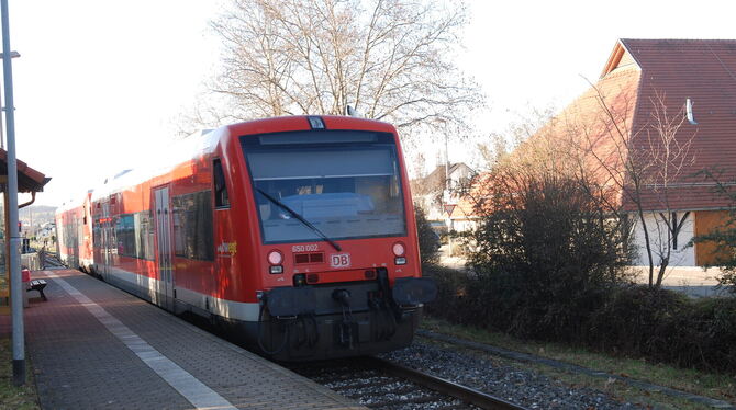 Ein Zug der Ermstalbahn verlässt die barrierefrei ausgebaute Station Neuhausen.  FOTO: PFISTERER