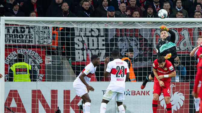 Stuttgarts Torwart Fabian Bredlow springt Leverkusens Aleksandar Dragovic an und faustet sich den Ball selbst in das Tor zu Baye