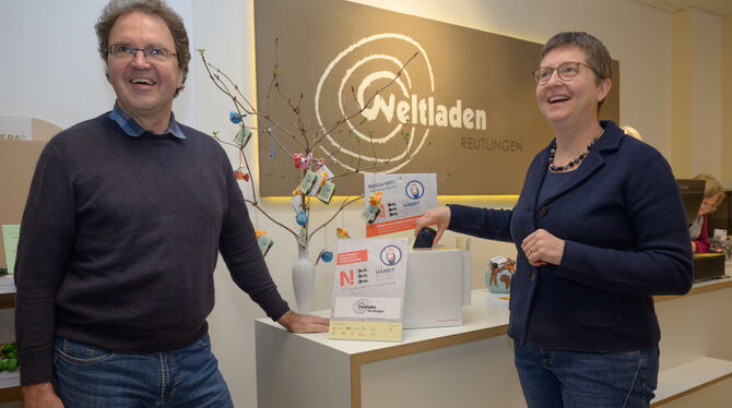 Mechthild Ruf mit Ralf Häußler, dem Sprecher der Handy-Aktion Baden-Württemberg, freuen sich auf viele »Handy-Spender«.  FOTO: K