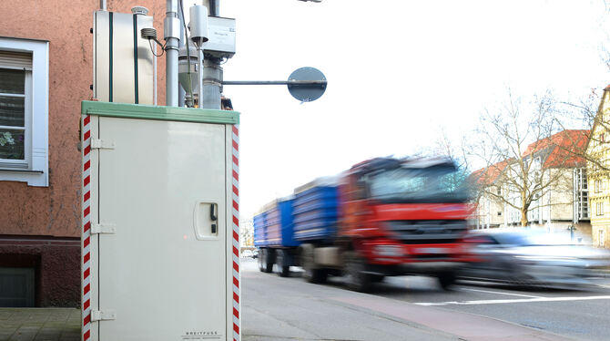 Die Messstation Lederstraße liefert weiterhin überhöhte Werte, auch weil Lkws durchfahren – verbotenerweise.  FOTO: PIETH