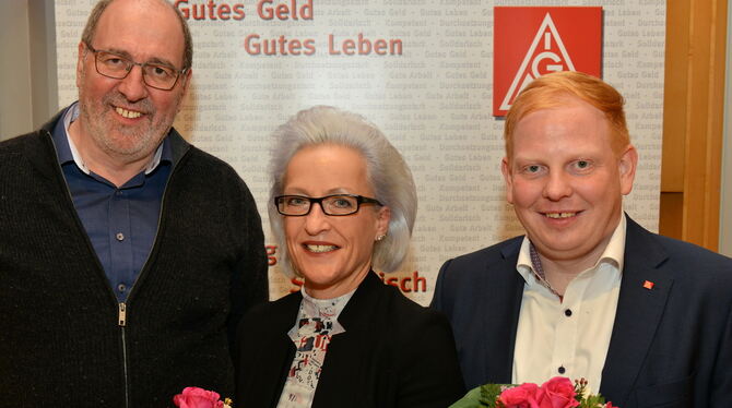Tanja Silvana Grzesch und Gerald Müller (rechts) sowie dessen Vorgänger Michael Jäger.  FOTO: NIETHAMMER