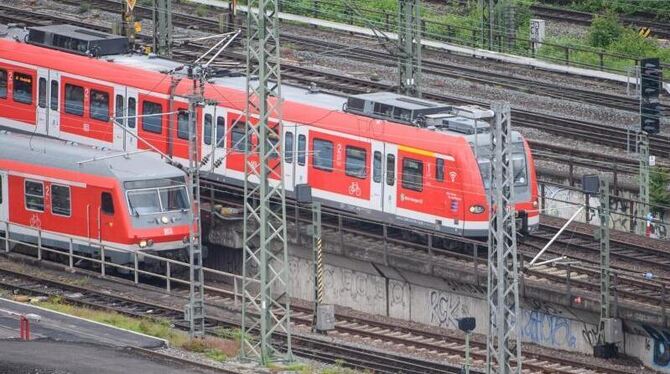 Ein Nahverkehrszug der DB Regio sowie eine S-Bahn
