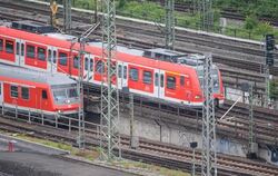 Ein Nahverkehrszug der DB Regio sowie eine S-Bahn