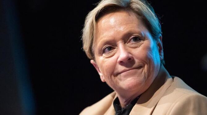 Susanne Eisenmann (CDU) nimmt an einer Podiumsdiskussion teil