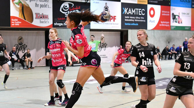 Metzingens Spielmacherin Delaila Amega (Mitte) hat bei Borussia Dortmund einen Zweijahres-Vertrag unterschrieben. Foto: Pieth Metzingens Spielmacherin Delaila Amega (Mitte) hat bei Borussia Dortmund einen Zweijahres-Vertrag unterschrieben. Foto: Pieth