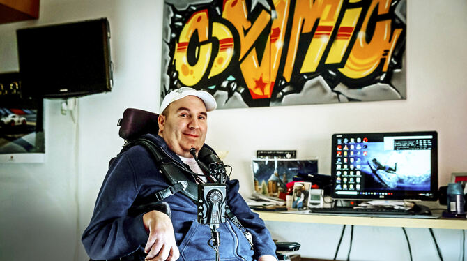 Guiseppe hat Multiple Sklerose und sitzt im Elektrorollstuhl. Er lebt im Mehrgenerationenhaus in Heslach.  FOTO: LICHTGUT