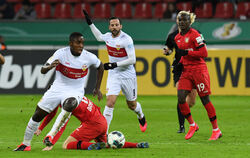 Einer der Besten in Leverkusen: Orel Mangala vom VfB Stuttgart (links). FOTO: EIBNER