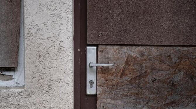 Holzplatten an Tür und Fenster eines unbewohnten Hauses