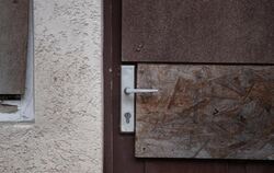 Holzplatten an Tür und Fenster eines unbewohnten Hauses