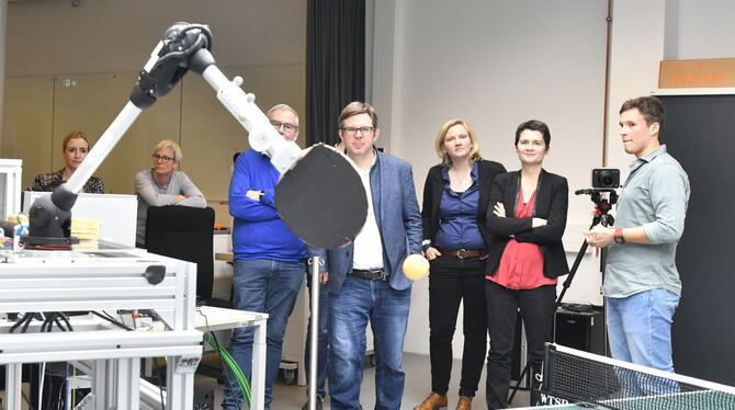 Die SPD-Abgeordneten Martin Rosemann (Mitte) und Daniela Kolbe (Zweite von rechts) besuchten das Max-Planck-Institut.  FOTO: MEY