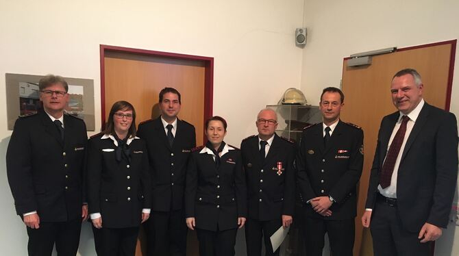 Die Spitze der Feuerwehr mit Kreisbrandmeister und Bürgermeister (von links): Kreisbrandmeister Wolfram Auch, Anna Thüringer, Ma