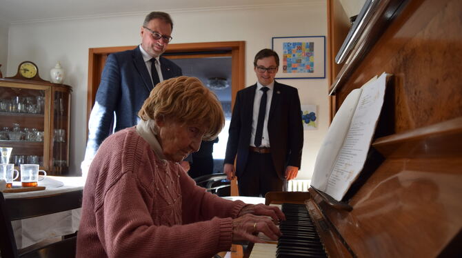 Ein Ständchen für die Gratulanten? Elisabetha Rauschenbach spielt jeden Tag Klavier. Landrat Joachim Walter (links) und Steffen