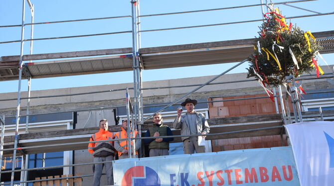 Polier Thomas Hanselmann (rechts) verliest den Richtspruch.  FOTO: SAPOTNIK