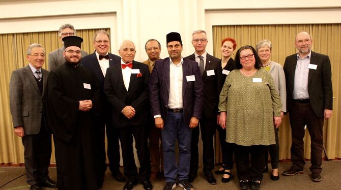 Für mehr Dialog und ein friedliches Zusammenleben: Die Unterzeichner der Satzung des neuen Rats im Spitalhof vertreten zehn Reli