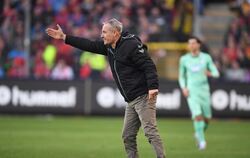 Freiburgs Trainer Christian Streich gibt Anweisungen