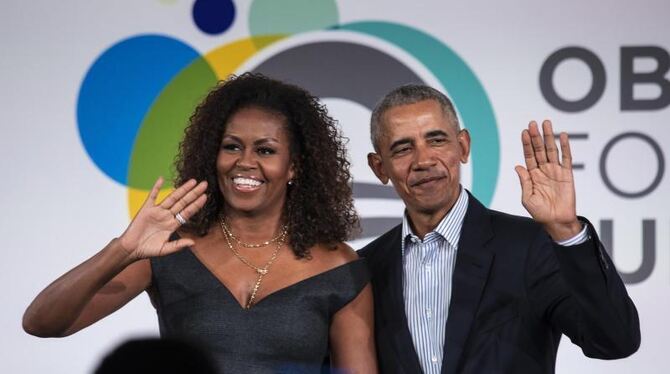 Barack und Michelle Obama winken in die Kameras