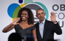 Barack und Michelle Obama winken in die Kameras