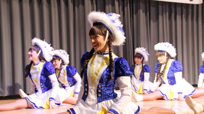 Immer lächeln, auch wenn’s noch so anstrengend ist: Das gehört beim Marschtanz dazu, die Rittergarde aus Sonnenbühl macht’s vor. Immer lächeln, auch wenn’s noch so anstrengend ist: Das gehört beim Marschtanz dazu, die Rittergarde aus Sonnenbühl macht’s vor.