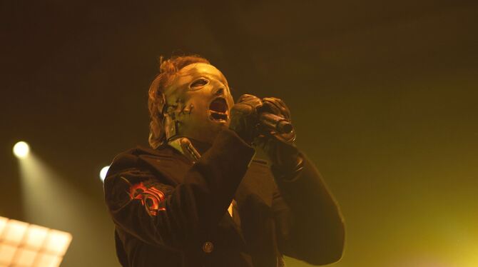 Slipknot-Sänger Corey Taylor in der Schleyerhalle. Die Masken gehören bei der US-Band schon immer dazu. FOTO: KAPPEL