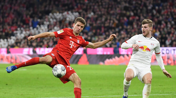 Ausgeglichenes Kräftemessen im Spitzenspiel: Bayern Münchens Torjäger Thomas Müller (links) gegen Leipzigs Torjäger Timo Werner.