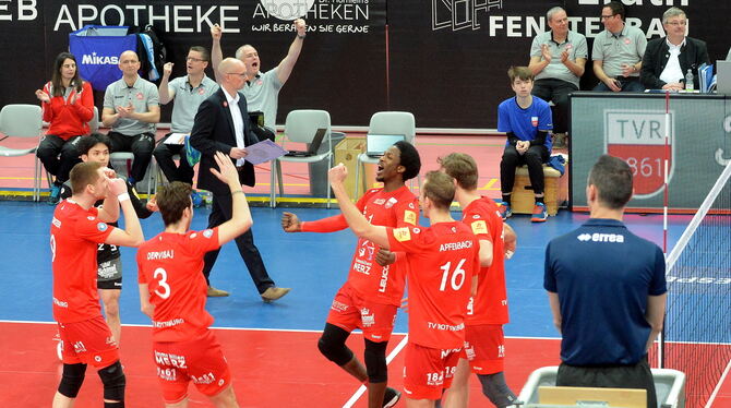 Die Spieler des TV Rottenburg bejubeln nach vier Niederlagen in Serie wieder einen Sieg. FOTO: NIETHAMMER