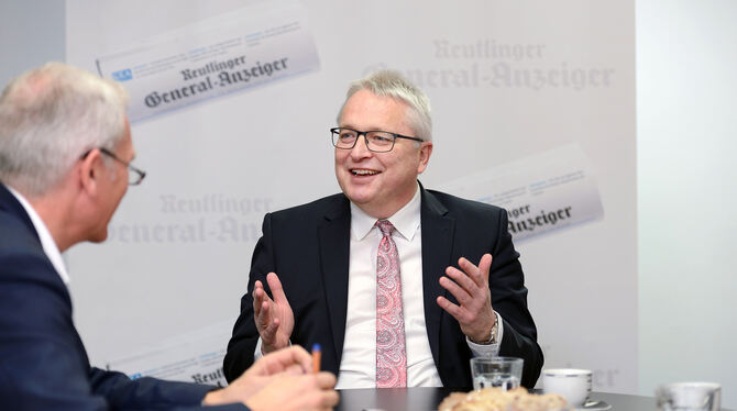 Reutlingens alter und neuer Verwaltungsbürgermeister Robert Hahn im Gespräch mit GEA-Lokalchef Roland Hauser. FOTO: PIETH