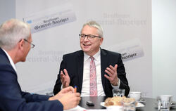 Reutlingens alter und neuer Verwaltungsbürgermeister Robert Hahn im Gespräch mit GEA-Lokalchef Roland Hauser. FOTO: PIETH
