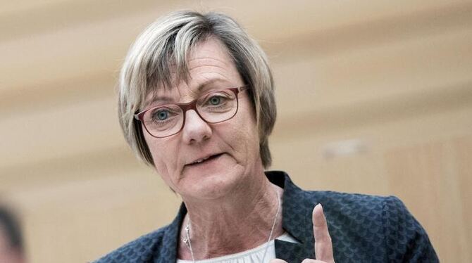 Edith Sitzmann (Bündnis 90/Die Grünen) hebt den Zeigefinger