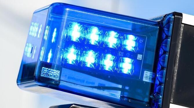 Ein Blaulicht auf dem Dach eines Einsatzfahrzeugs