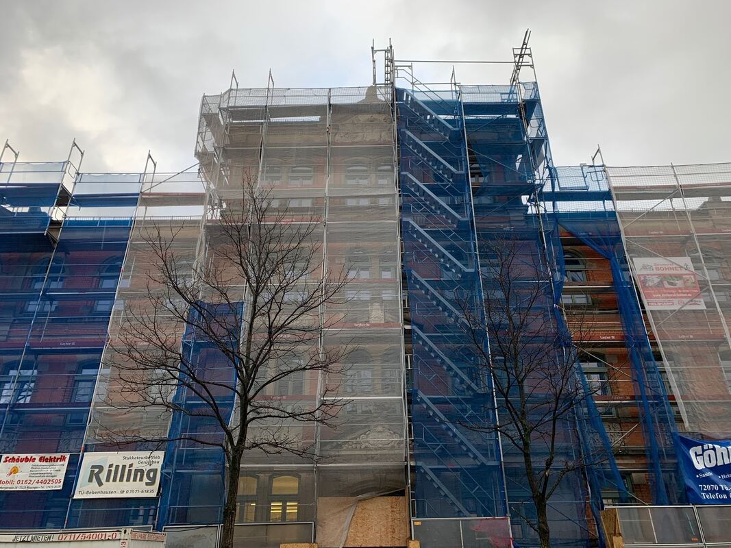 Das Gerüst gegenüber vom Finanzamt steht unbeeindruckt von den Windböen. Erste Bauarbeiter sind zu sehen, und zwar in schwindele Das Gerüst gegenüber vom Finanzamt steht unbeeindruckt von den Windböen. Erste Bauarbeiter sind zu sehen, und zwar in schwindele