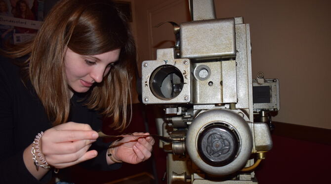 Jessica Rüttnauer vom Luna-Vorführteam an einem Kinoprojektor.  FOTO: WEBER