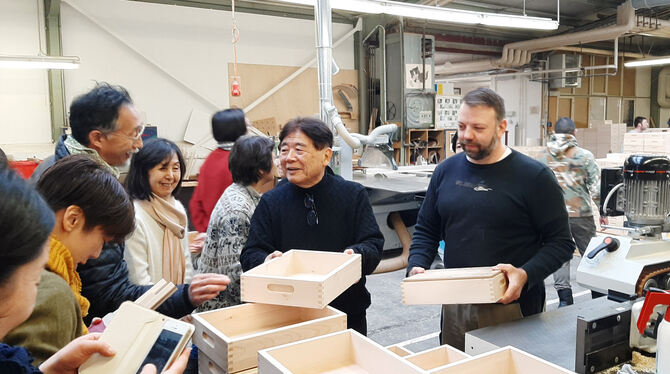 Eine 14-köpfige japanische Delegation besichtigte die Produktion der Holzbausteinsortimente, die in der Bad Uracher Werkstatt de