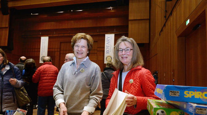 Auch Bücher  sind im Angebot: Die Inner-Wheel-Damen Renate  Kaulitz (links) und Dr. Aiga Stapf  helfen beim Benefizbasar in der