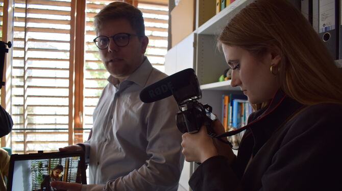 Die Youtuberin Franziska in der Tübinger Kinder- und Jugendpsychiatrie. Hier mit dem Psychologen Karsten Hollmann. Foto: Stöhr