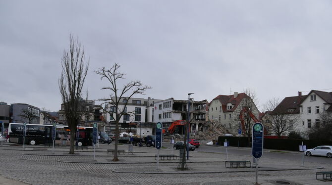 Unter dem Bahnhofsvorplatz in Metzingen soll eine Tiefgarage der Kreissparkasse entstehen. Das hat auch Auswirkungen für die Aut