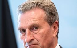 Günther Oettinger schaut ernst in die Kamera