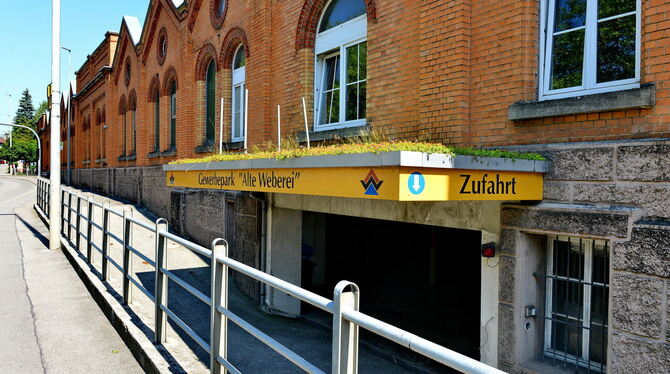 Gab dem Sanierungsgebiet seinen Namen: die alte Weberei an der Reutlinger Straße mit ihrer ortsbildprägenden Fassade.  FOTO: NIE