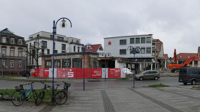 Der Bahnhofsvorplatz von Metzingen: Hier läuft gerade der Abriss der alten Kreissparkasse. FOTOS: FINK