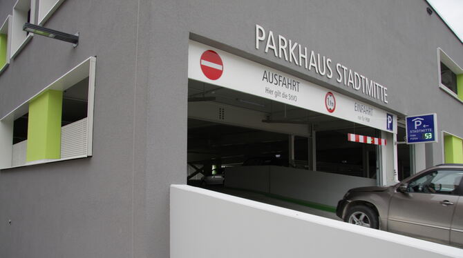Das Parkhaus Stadtmitte: Hier ist das Parken die ersten zwei Stunden kostenlos, danach fallen Gebühren an. Ansonsten setzt die S