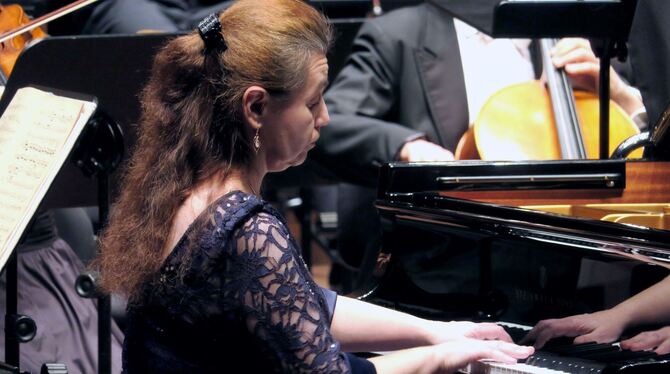 Sie zauberte einen überraschend kraftvollen Chopin in den Saal: die russische Pianistin Lilya Zilberstein als Solistin im Sinfon
