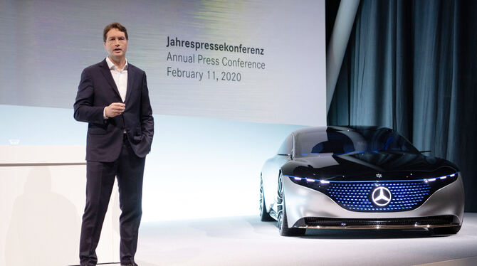 Daimler-Vorstandschef Ola Källenius steht bei der Bilanzpressekonferenz neben einem Mercedes-Benz Vision EQS Konzeptauto.  FOTO: