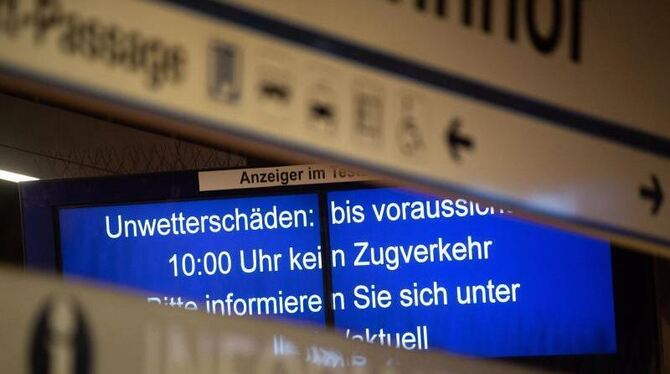 Eine Anzeige im Hauptbahnhof weist auf Unwetterschäden hin